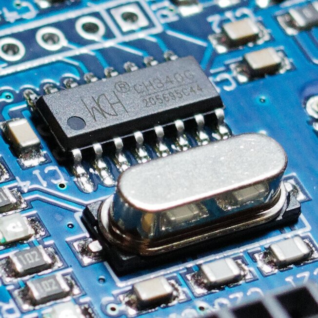 CH340G y su cristal de 12 MHz en un Arduino Uno clon de placa azul