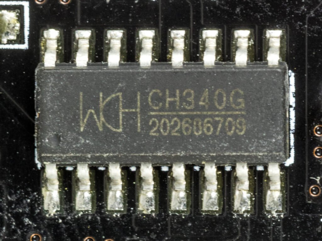 Chip CH340G con el logotipo de WCH soldado en una placa NodeMCU V3 LoLin