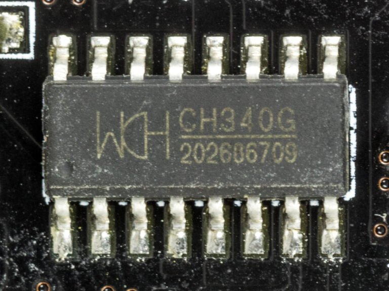 Chip CH340G con el logotipo de WCH soldado en una placa NodeMCU V3 LoLin