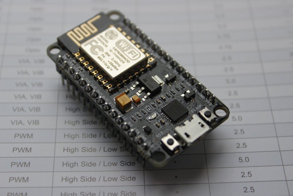 Placa NodeMCU DEVKIT 1.0 con módulo ESP-12 y el puente USB CP2102 junto al conector micro-USB