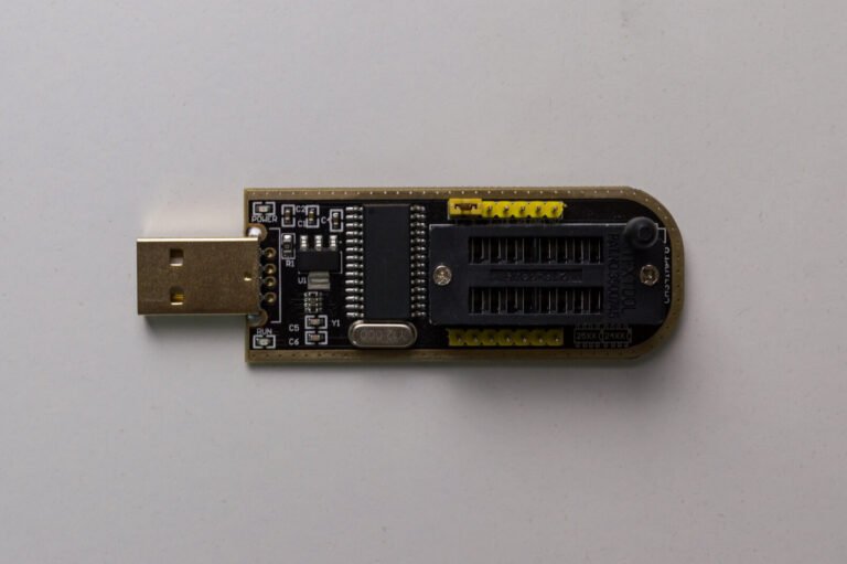 Programador CH341A negro con conector USB, chip CH341A, cristal de 12 MHz y zócalo ZIF para memorias 25xx y 24xx