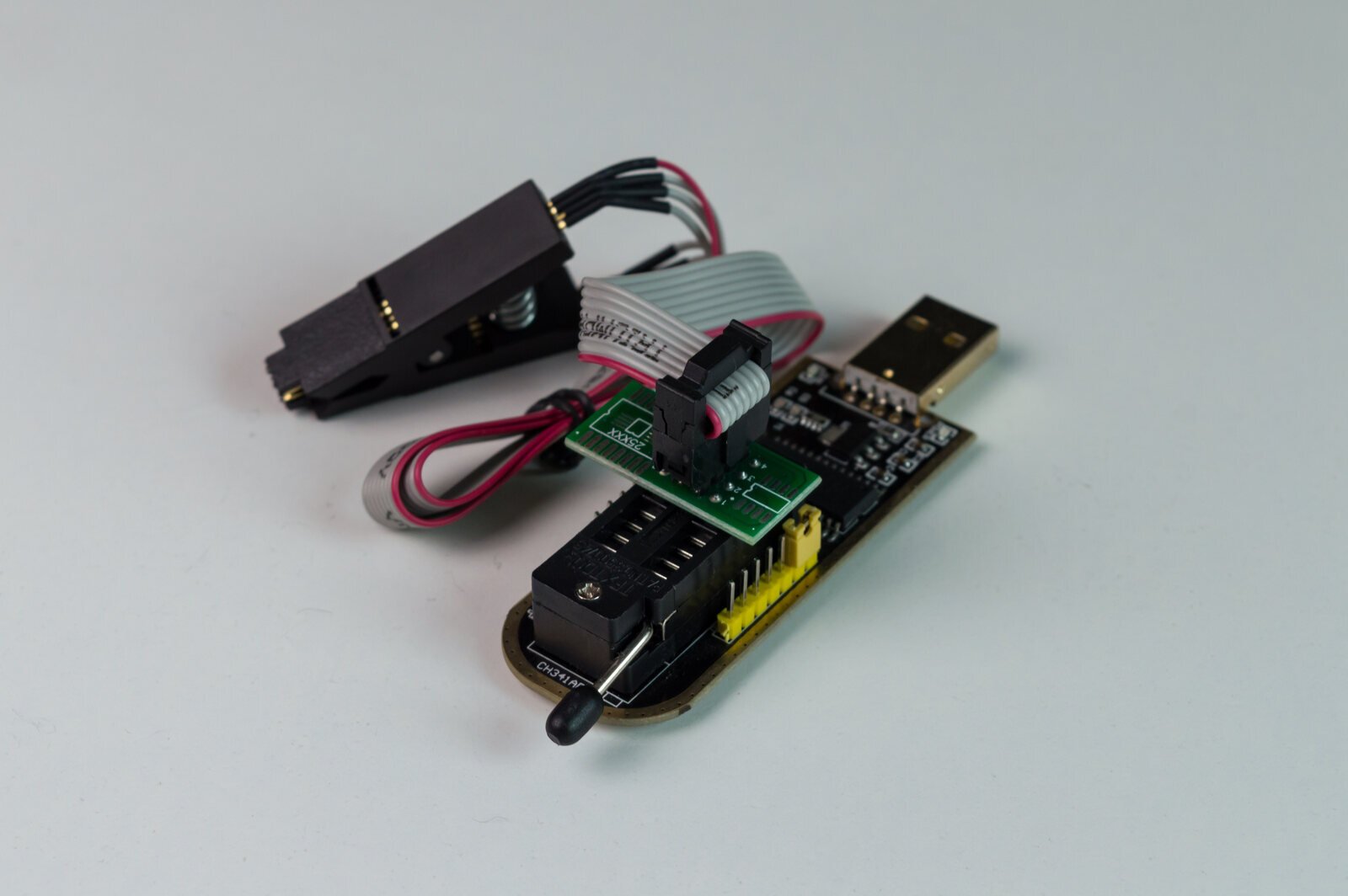 Programador CH341A con adaptador y pinza SOIC-8 para leer memorias sin desoldarlas